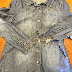 DG2 Denim Button-Up Shirt Size M style for every outfit.